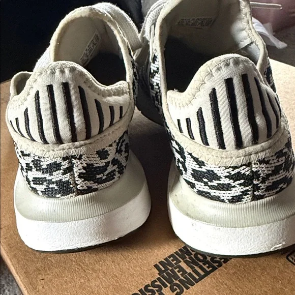 Women’s Adidas Swift Run Leopard Print - Picture 3 of 8